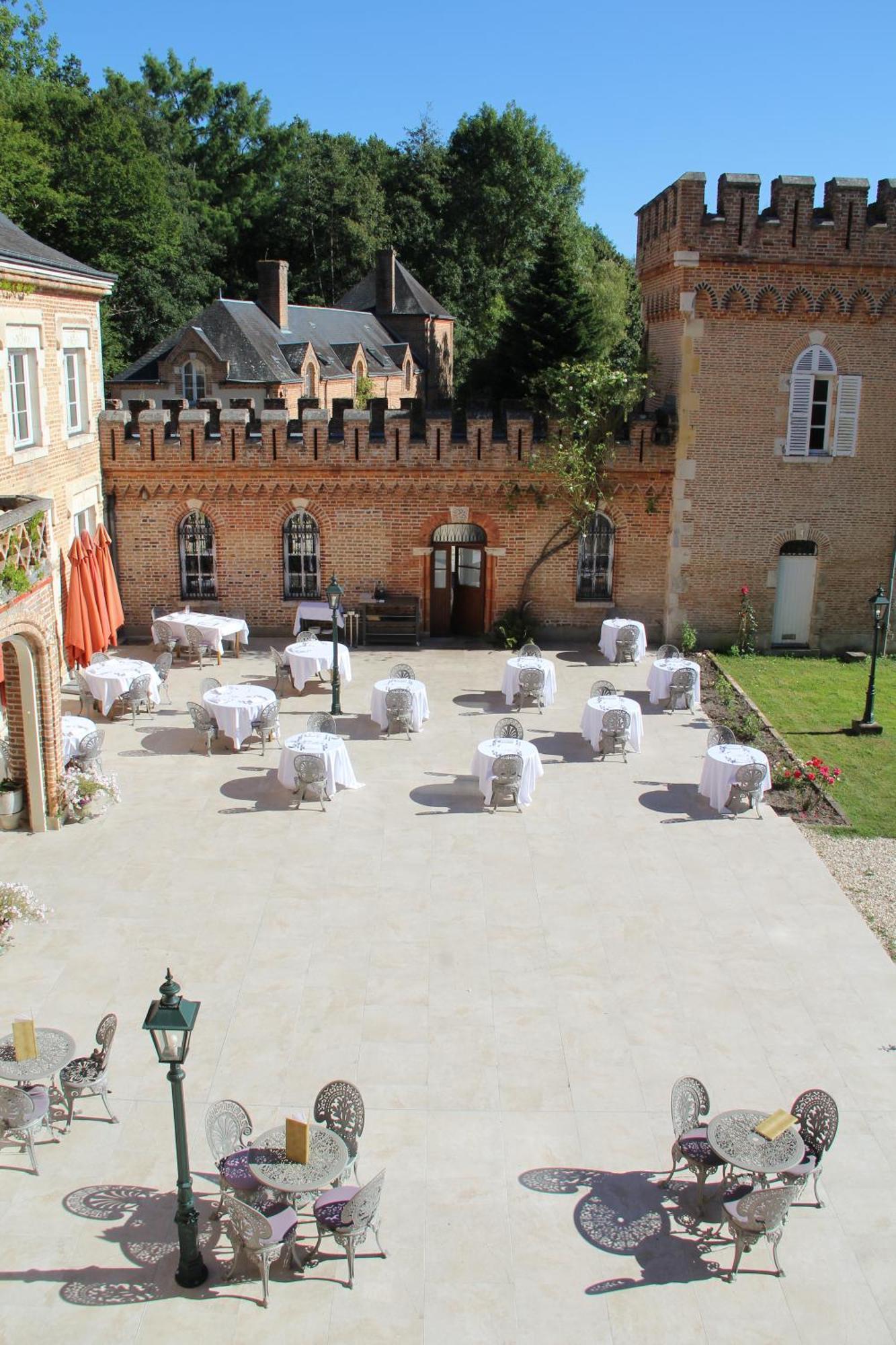 Hostellerie Du Chateau Les Muids La Ferté-Saint-Aubin Exterior foto